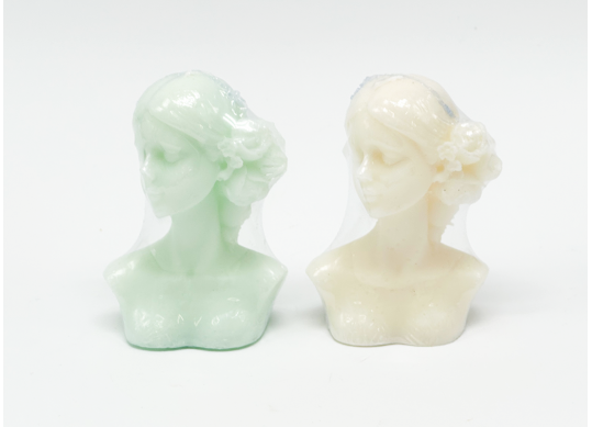 Lumanare parfumata doamna cu flori 10x7 cm SA055