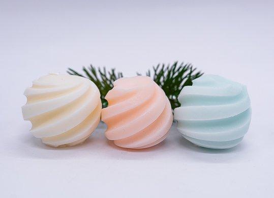 Lumanare parfumata sfera cu dungi mica 5.8*5cm SA023